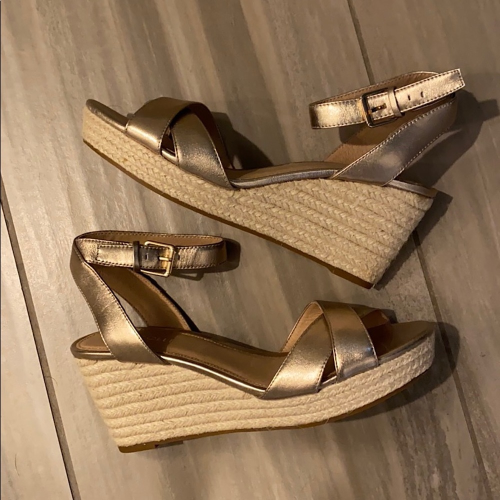 NWOT Rose Gold Wedges